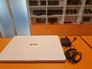 Laptop Asus Vivobook Amd A9-9425, 3.10 Ghz, 8Gb ram, 1TB, 15.6 " White